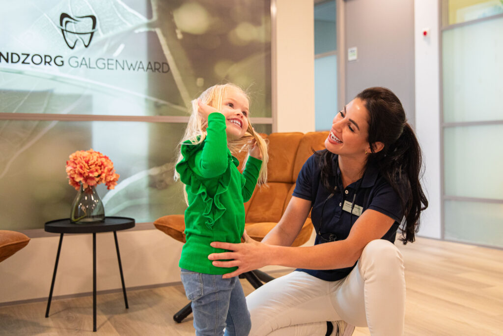een blij kind naast een tandarts