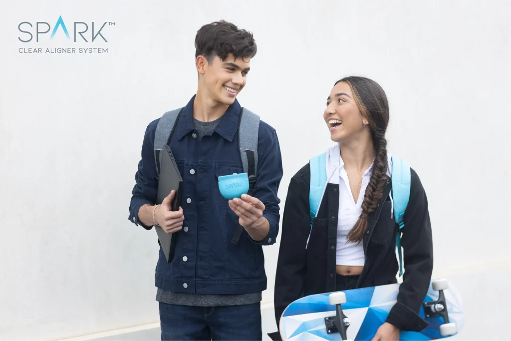 Een man en vrouw met een Spark hoesje in zijn hand